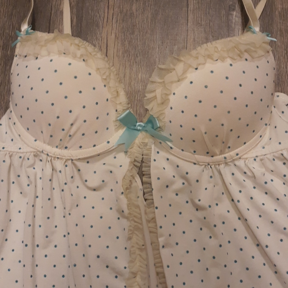 Lingerie - Picture 2 of 5